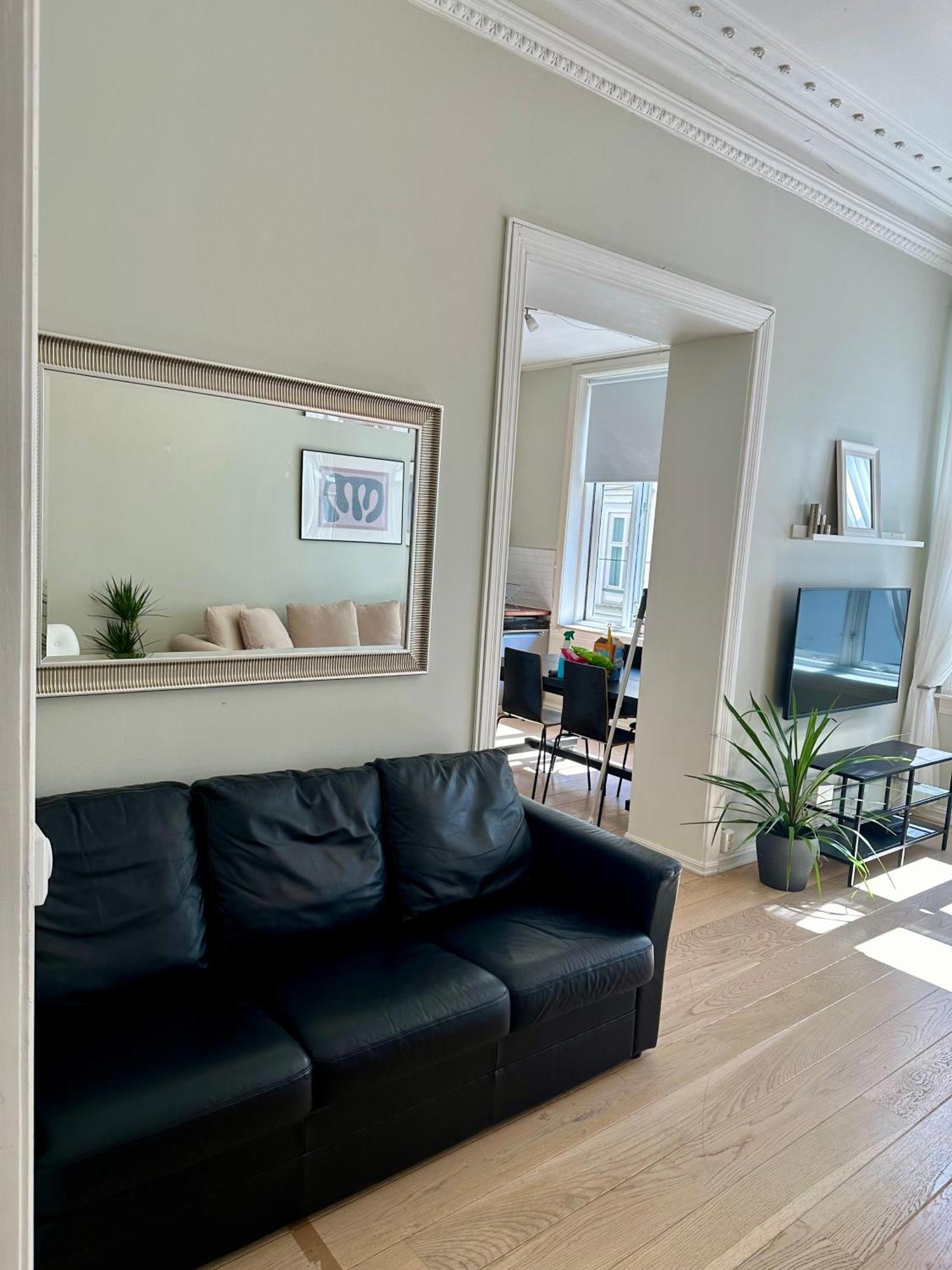 Classical 3 Bedroom, 2 Bath, Minutes From Royal Palace, Main Shopping Street, Restaurants & Downtown Oslo Buitenkant foto